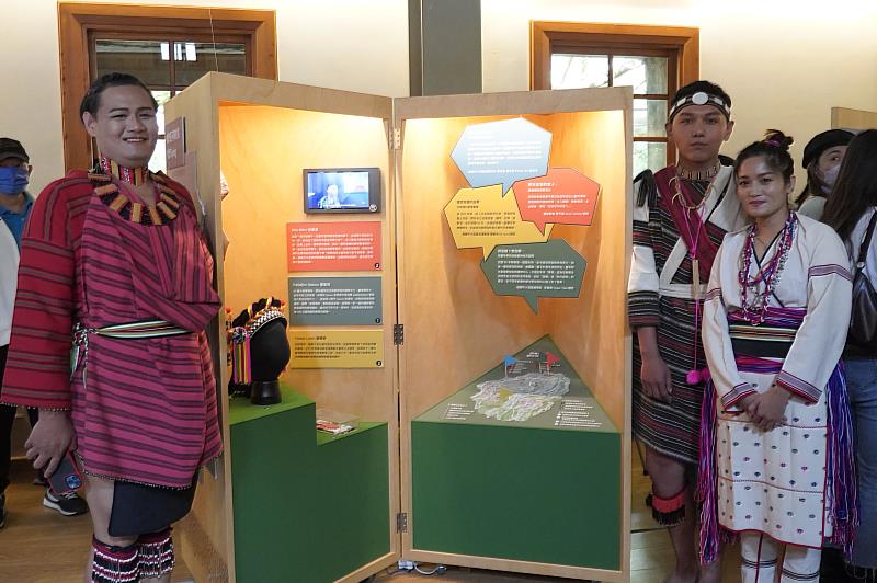 桃園市原住民族文化會館用頭飾、串珠等創作作品重新展演當代的「桃原文化」。
