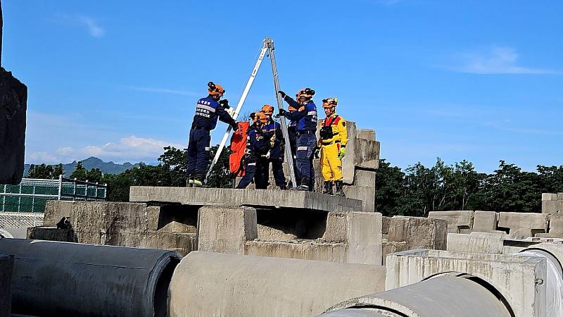 臺東縣消防局室內綜合訓練中心及複合災害訓練場廳舍落成 提升災害搶救訓練及搜救犬救援量能