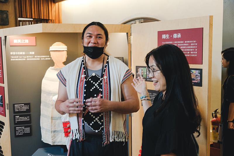 烏來泰雅民族博物館講述當代烏來地區兼容並蓄的「織男」多元文化。