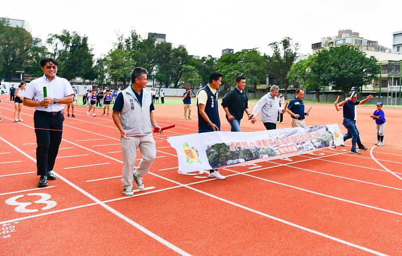 圖3陳處長偕同在場來賓與許校長體驗全新跑道