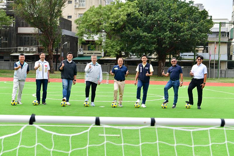 圖2陳處長偕同在場來賓與西門國小校長許慶恭足球啟用全新多元運動場地