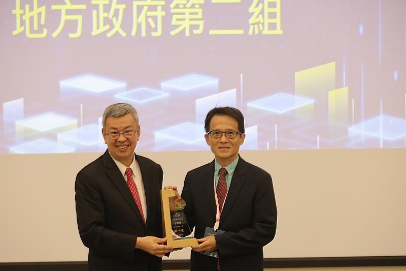 新竹縣政府獲得金質獎地方第二組第1名，由行政處長周秋堯（右）代表領獎。