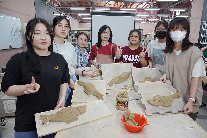 大葉大學職治系學生在造藝系老師的帶領下學習陶藝