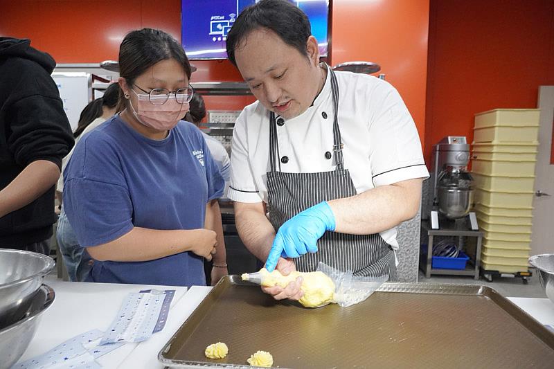 大葉大學烘焙學程蔡振彰老師(右)指導學生曲奇餅製作技巧