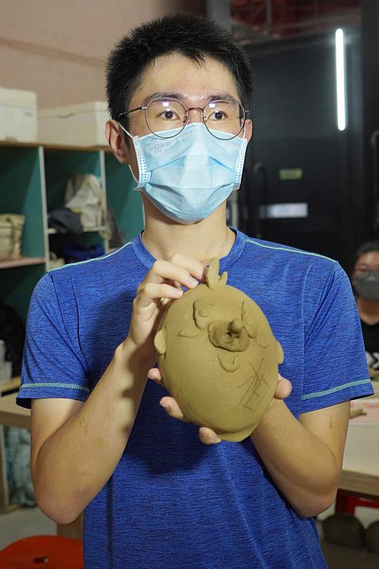 大葉大學職治系黃柏欽同學介紹自己的陶土作品