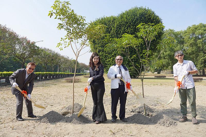 大葉大學校友總會理事長曾翠緣(左二)、代理校長施英隆(右二)、副校長葉釋仁(左一)、長日咖啡代表楊儒承(右一)共同植樹