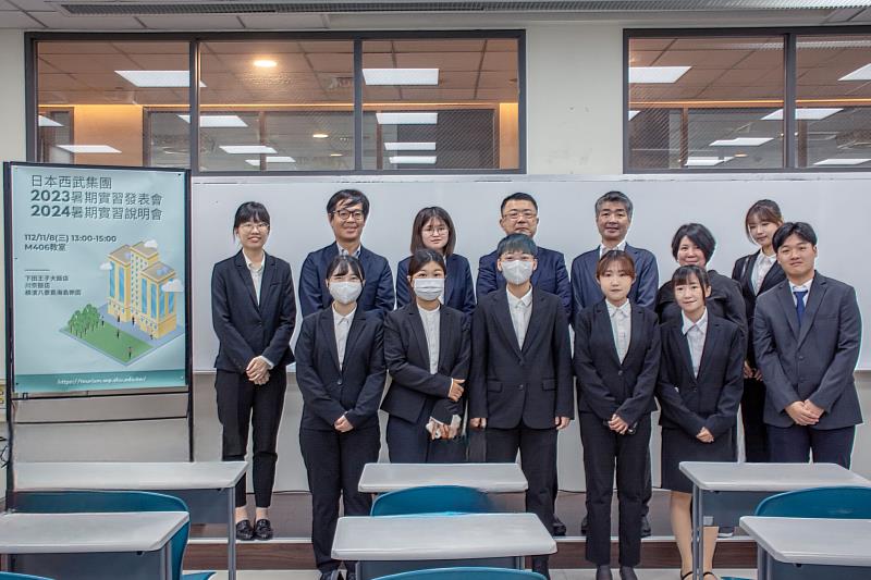 圖一：112年共有7位學生前往日本西武集團實習，實習生與企業代表合影。（世新大學提供）
