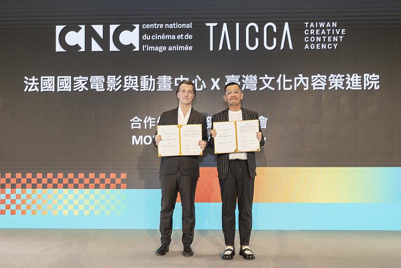 CNC 董事長多明尼克．布東納（左）與文策院董事長蔡嘉駿（右）於簽署後合照。（文策院／提供）