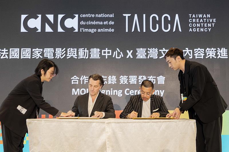 CNC 董事長多明尼克．布東納（左）與文策院董事長蔡嘉駿（右）簽署MOU。（文策院／提供）