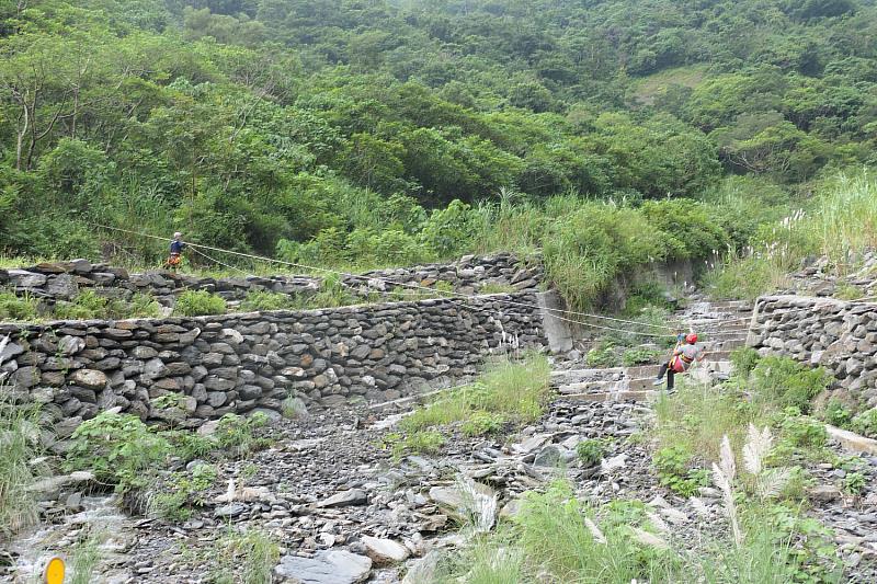 屏東縣土石流自主防災社區創新成效卓越-霧台鄉佳暮村橫渡野溪救援