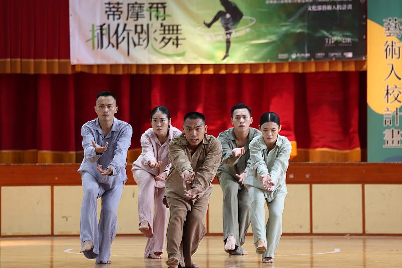 蒂摩爾古薪舞集《kemeljang．知！所以？》為融合國際、義大利、臺灣手語發展的「有聲靜默當代舞蹈」，舞者將手語融入身體語言，向世界展現藝術平權的精神。