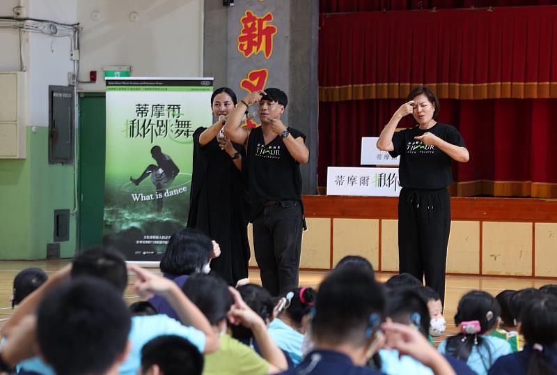 蒂摩爾古薪舞集舞蹈總監暨編舞家巴魯．瑪迪霖（中）介紹並帶領學生學習義大利表演性手語「回憶」的表達方式。