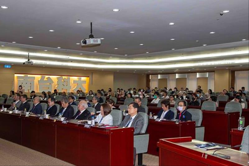 南臺科大舉辦「 2023第十九屆知識經濟與全球化管理國際研討會」情形之一。