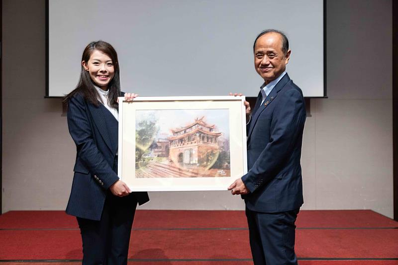 高市長致贈大森市長新竹東門城畫像，象徵兩市友誼如百年城門堅固不移。