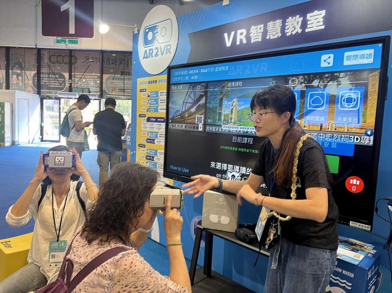 竹市校長團體驗VR智慧教室科技應用