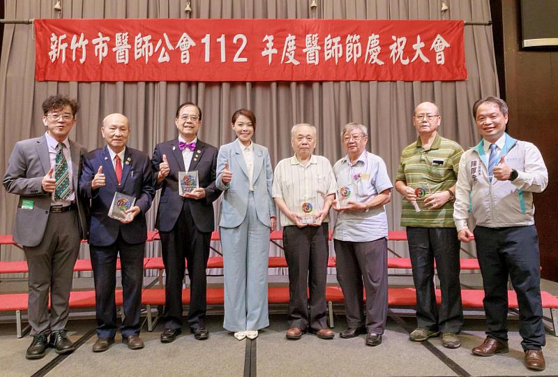 高市長今(9)日受邀出席竹市醫師公會舉辦的醫師節慶祝大會。