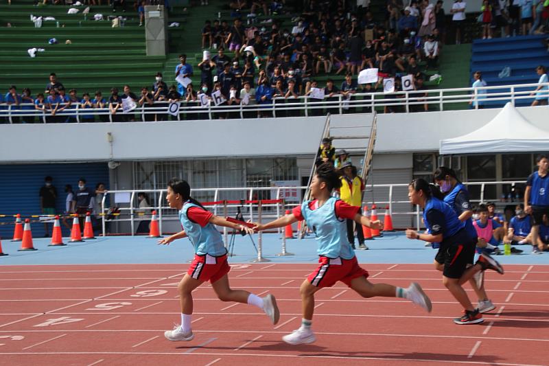 臺東縣國中小大隊接力賽創歷年隊伍及人數最多 今日熱鬧登場 東海國小奪五、六年級組雙冠