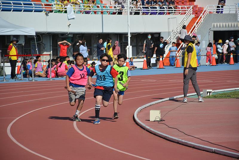 臺東縣國中小大隊接力賽創歷年隊伍及人數最多 今日熱鬧登場 東海國小奪五、六年級組雙冠