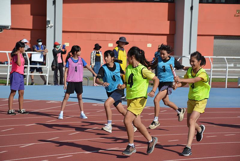 臺東縣國中小大隊接力賽創歷年隊伍及人數最多 今日熱鬧登場 東海國小奪五、六年級組雙冠