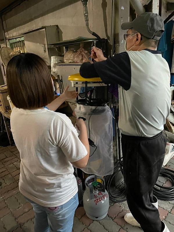 衛生局於日本腦炎高風險場所懸掛捕蚊燈監測