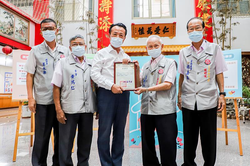 嘉義縣城隍廟與福松養護中心獻愛心助力弱勢長者入住機構-2