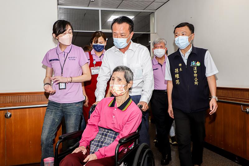 嘉義縣城隍廟與福松養護中心獻愛心助力弱勢長者入住機構-4