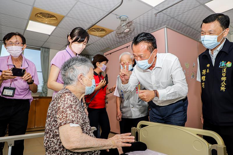 嘉義縣城隍廟與福松養護中心獻愛心助力弱勢長者入住機構-5