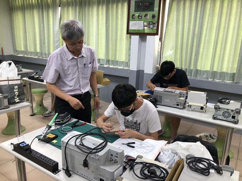 電機系張品全老師輔導同學電路組裝情形