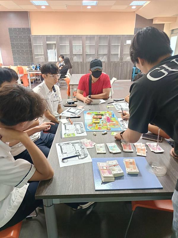 崑大金融系與長榮中學學生共同燒腦體驗理財遊戲