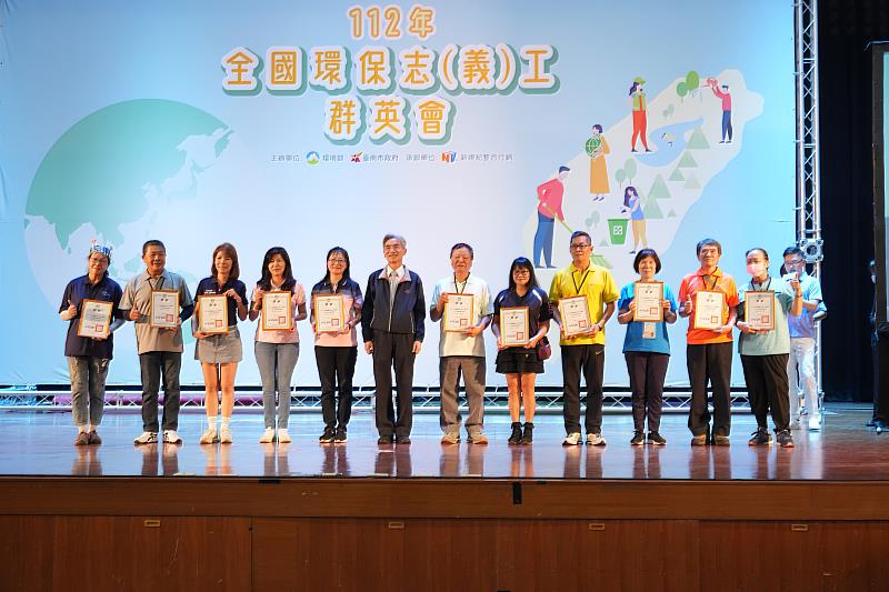 新竹市志工巡防協會榮獲特優傅韻霖理事長(左3)代表授獎合影