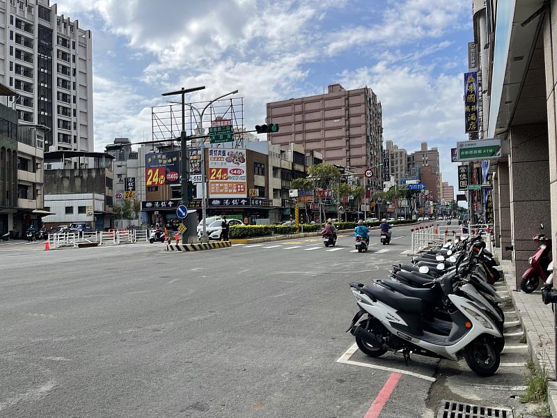 水田人行天橋於今日凌晨完成拆除，成功改善市容景觀與路口交通，重現美麗天際線