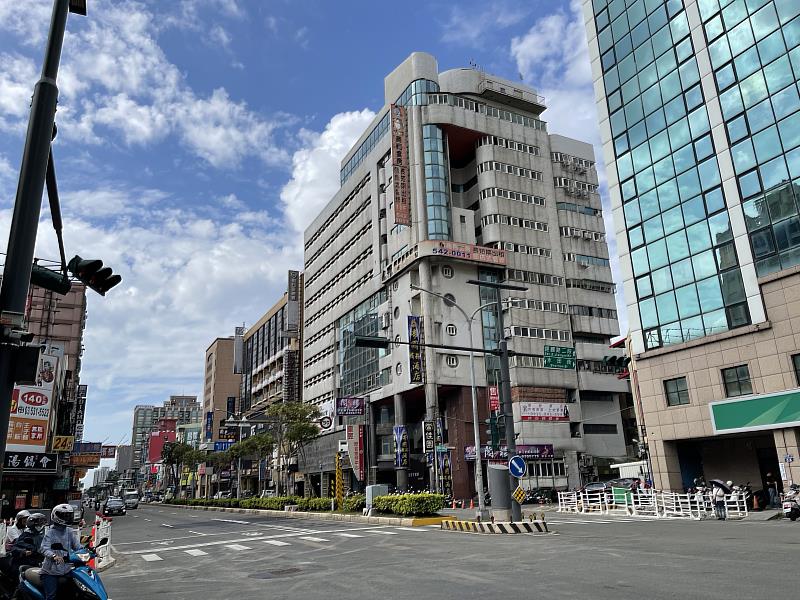 水田人行天橋於今日凌晨完成拆除，成功改善市容景觀與路口交通，重現美麗天際線