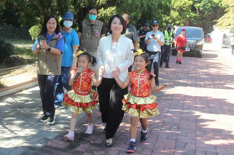 縣長周春米今天出席崎峰國小老舊校舍原地重建動土典禮。