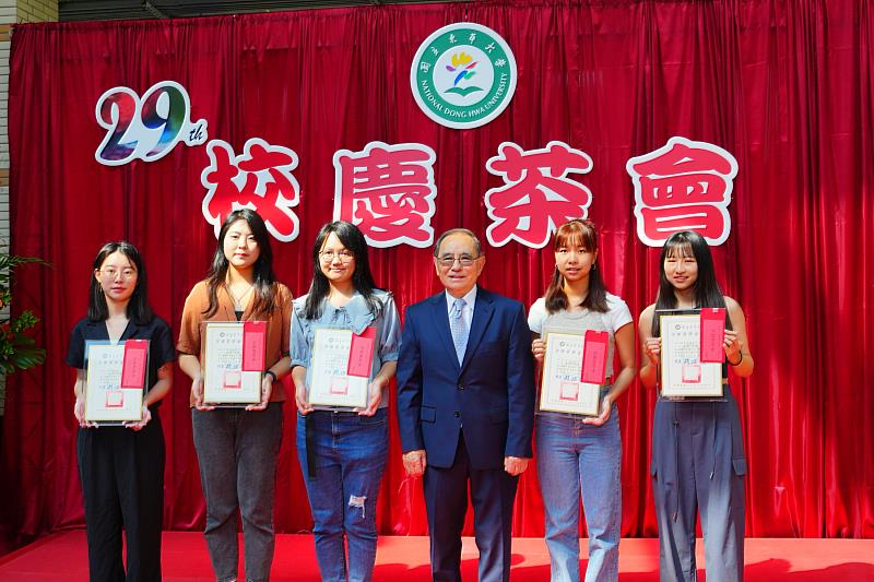 創校校長牟宗燦博士頒發「宗燦獎學金」與獲獎同學合照。