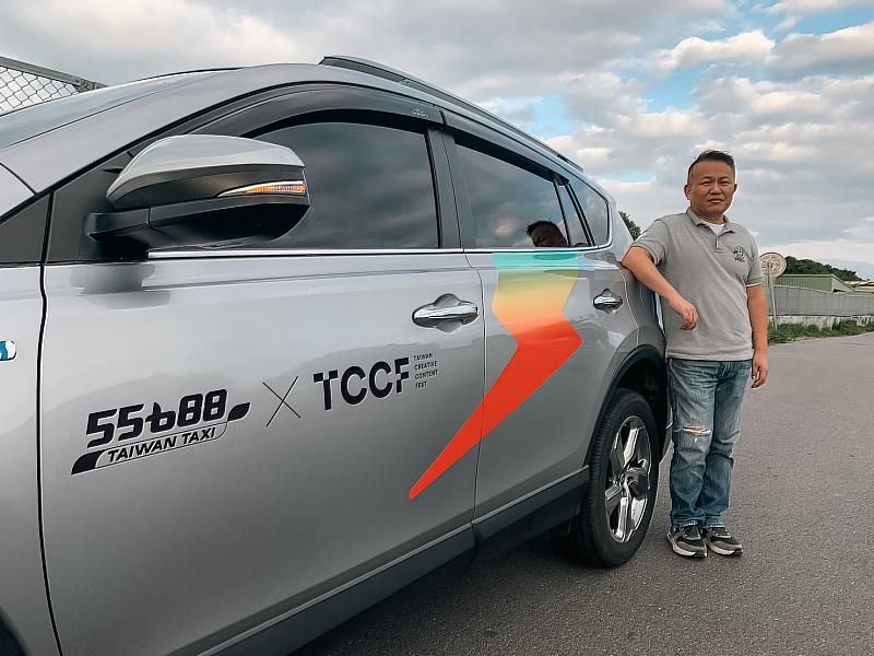 圖四_大車隊除了在TCCF展覽期間提供各國人士接駁服務，也在車身貼上特製的聯名閃電車貼，讓外國商家在搭車時就看見台灣文創實力。