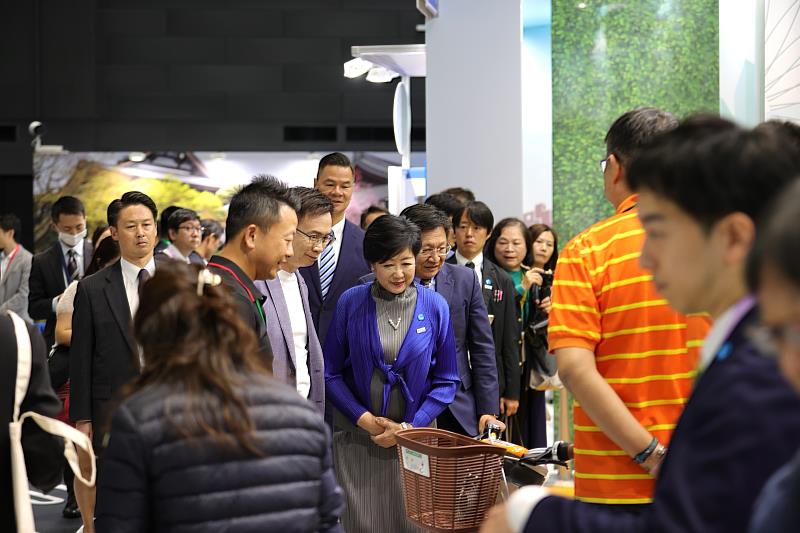 東京都知事小池百合子參訪日本臺灣形象展，對臺灣科技產品連連稱讚。(貿協提供)