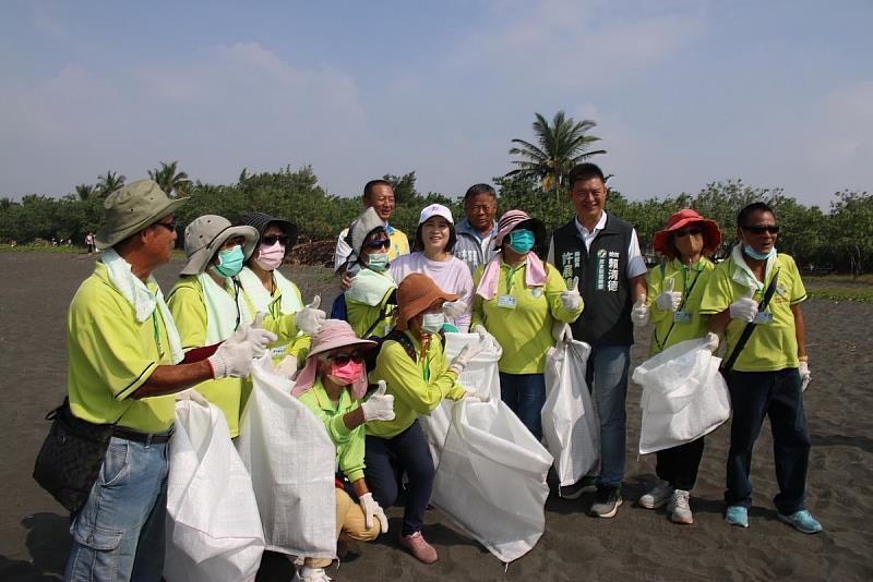 「海廢帶回 漁獲自肥」屏縣環保局淨 縣長與志工合照