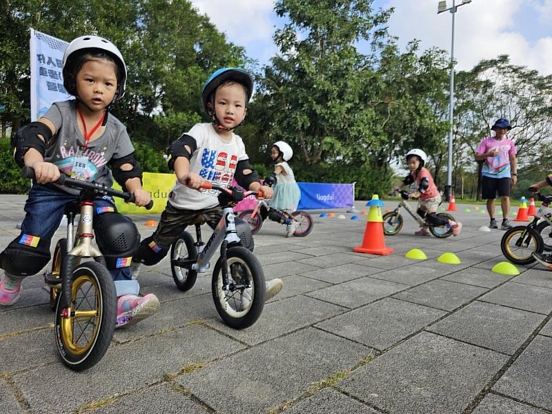 六堆細人仔滑(溜)步車小學員賽道練習