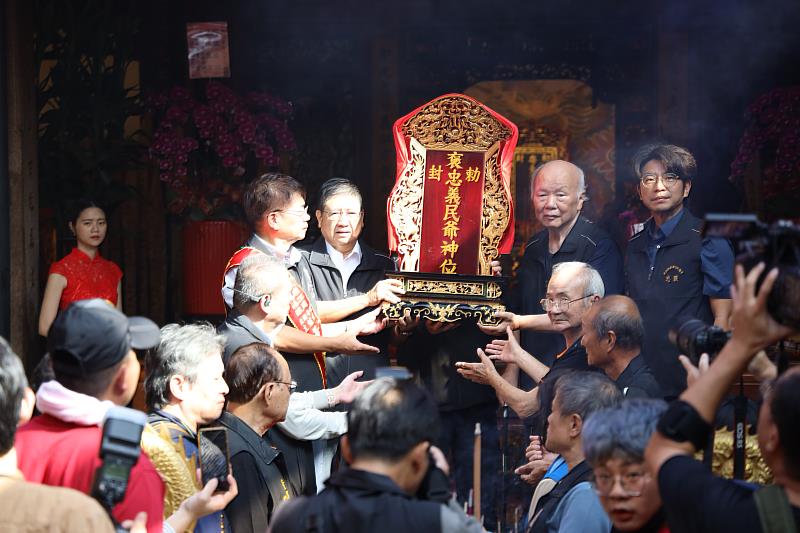 新竹縣長楊文科(神位左)等人恭請義民爺神位