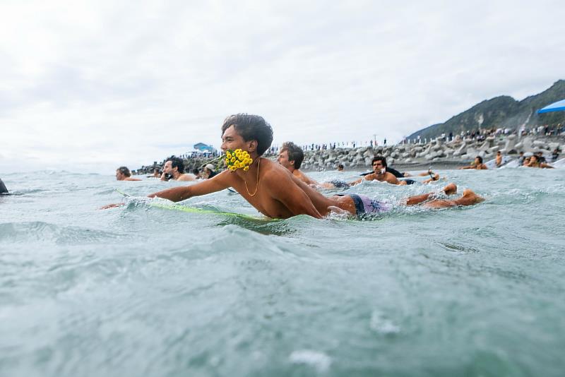 臺灣國際衝浪公開賽邀集逾百位國內外選手 共同舉辦【Paddle Out】紀念儀式(照片由臺東縣政府提供)