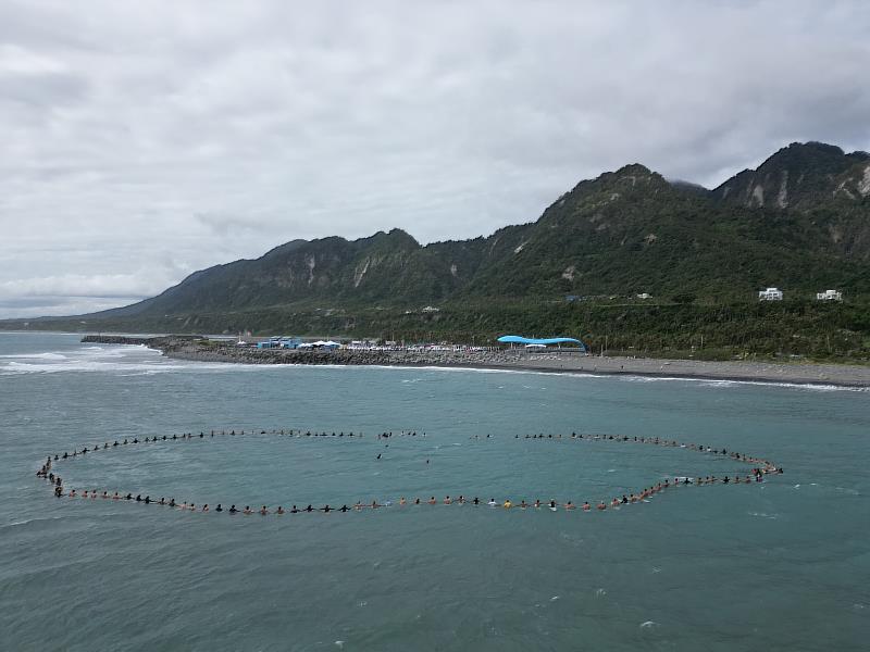 臺灣國際衝浪公開賽邀集逾百位國內外選手 共同舉辦【Paddle Out】紀念儀式(照片由臺東縣政府提供)