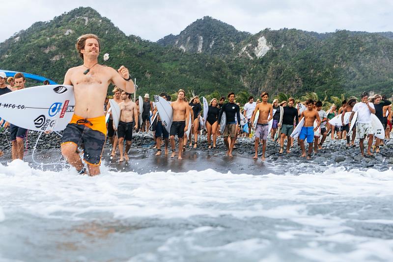 臺灣國際衝浪公開賽邀集逾百位國內外選手 共同舉辦【Paddle Out】紀念儀式(照片由臺東縣政府提供)