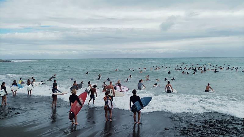 臺灣國際衝浪公開賽邀集逾百位國內外選手 共同舉辦【Paddle Out】紀念儀式(照片由臺東縣政府提供)