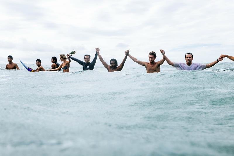 臺灣國際衝浪公開賽邀集逾百位國內外選手 共同舉辦【Paddle Out】紀念儀式(照片由臺東縣政府提供)