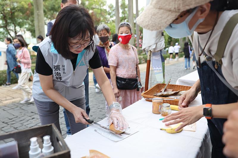 張秘書長與市民朋友漫步在護城河畔、逛市集，光顧在地青創攤位。