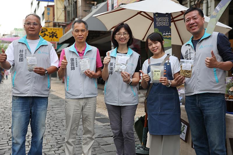 張秘書長與市民朋友漫步在護城河畔、逛市集，光顧在地青創攤位。