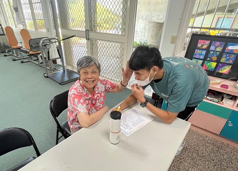 新竹市海山社區長輩開心有元培健管系學生專業又熱心的服務