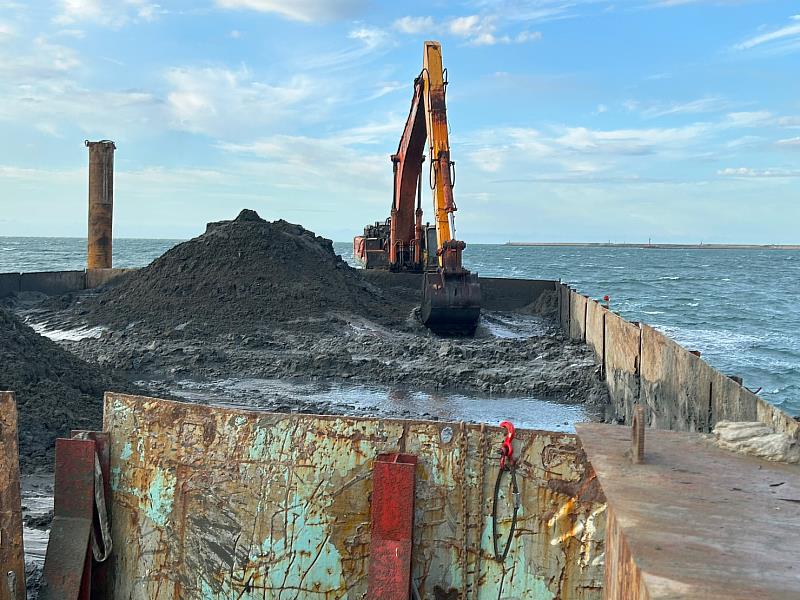 中央委託竹市府代辦清淤工作，預計可再增加18萬立方公尺疏浚量，提供漁民和海巡等第一線人員更安全的作業環境。