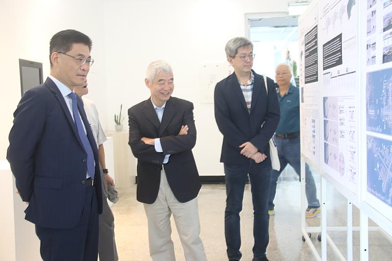 國立成功大學校長沈孟儒（左）參觀成功大學與東海大學學生的作品聯展。