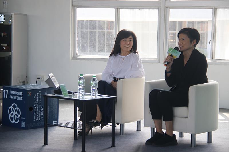 成大前任校長、工業衛生學科暨環境醫學研究所蘇慧貞特聘教授(左)、AECOM總監、林芳慧建築師擔任與談人。